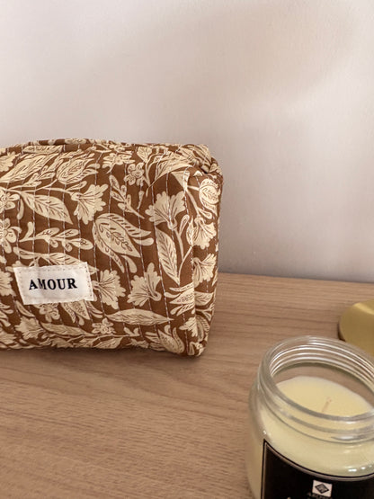 Pochette trousse en coton matelassé liberty floral toile de jouy couleur Camel et blanc