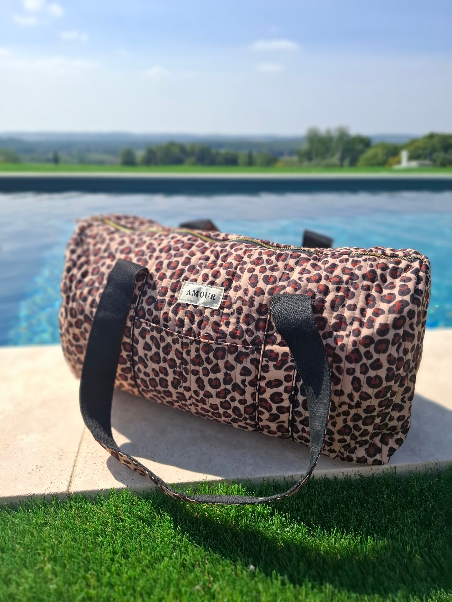 Sac polochon en coton matelassé beige taupe motifs léopard noir et marron