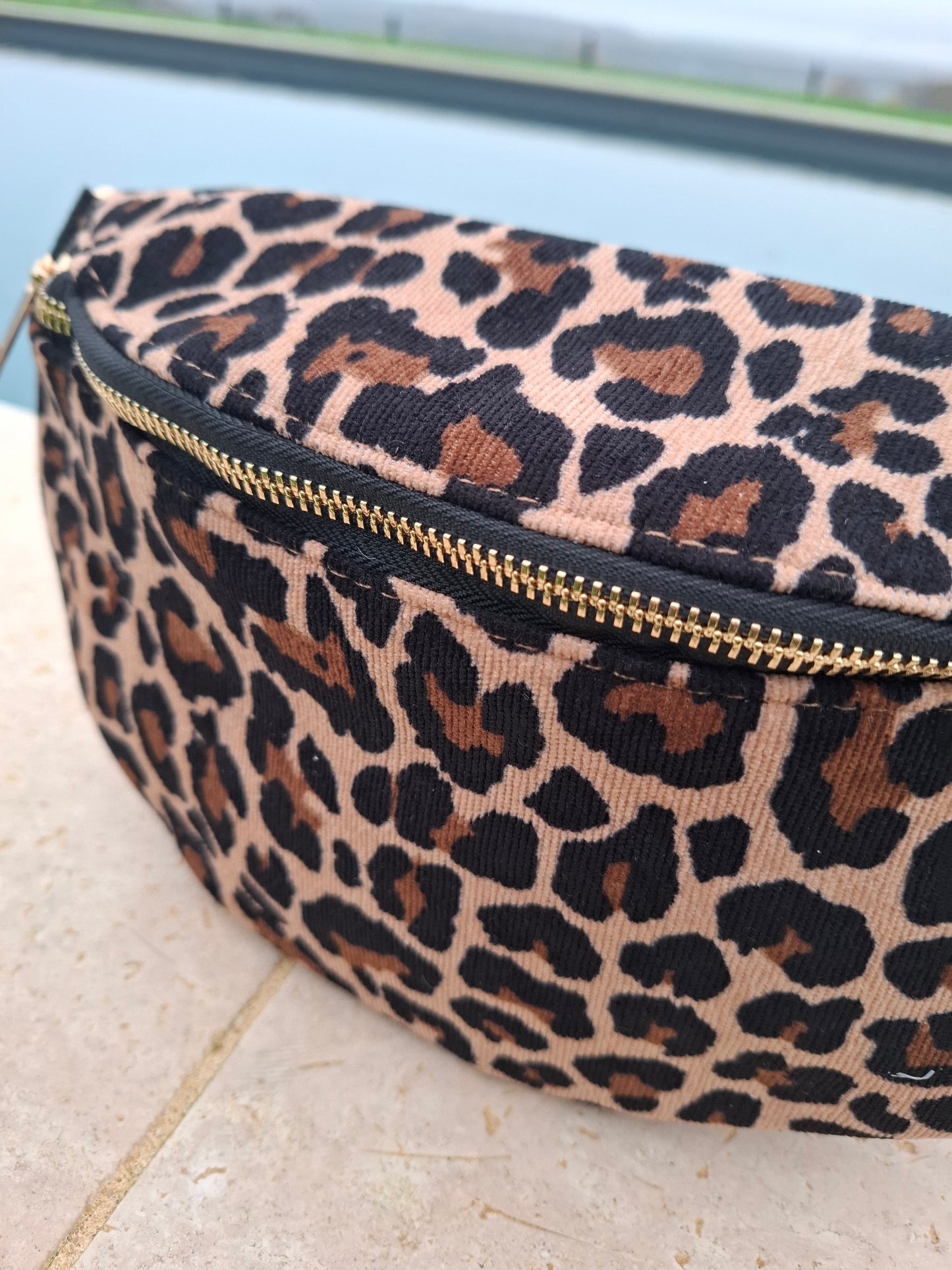 Sac banane en velours côtelé marron et noir imprimé léopard