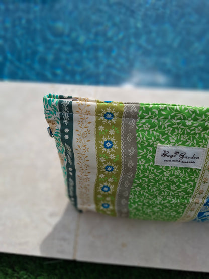 Trousse en tissu imperméabilisé motifs patchwork multicolores imprimés floraux et géométriques vert beige bleu