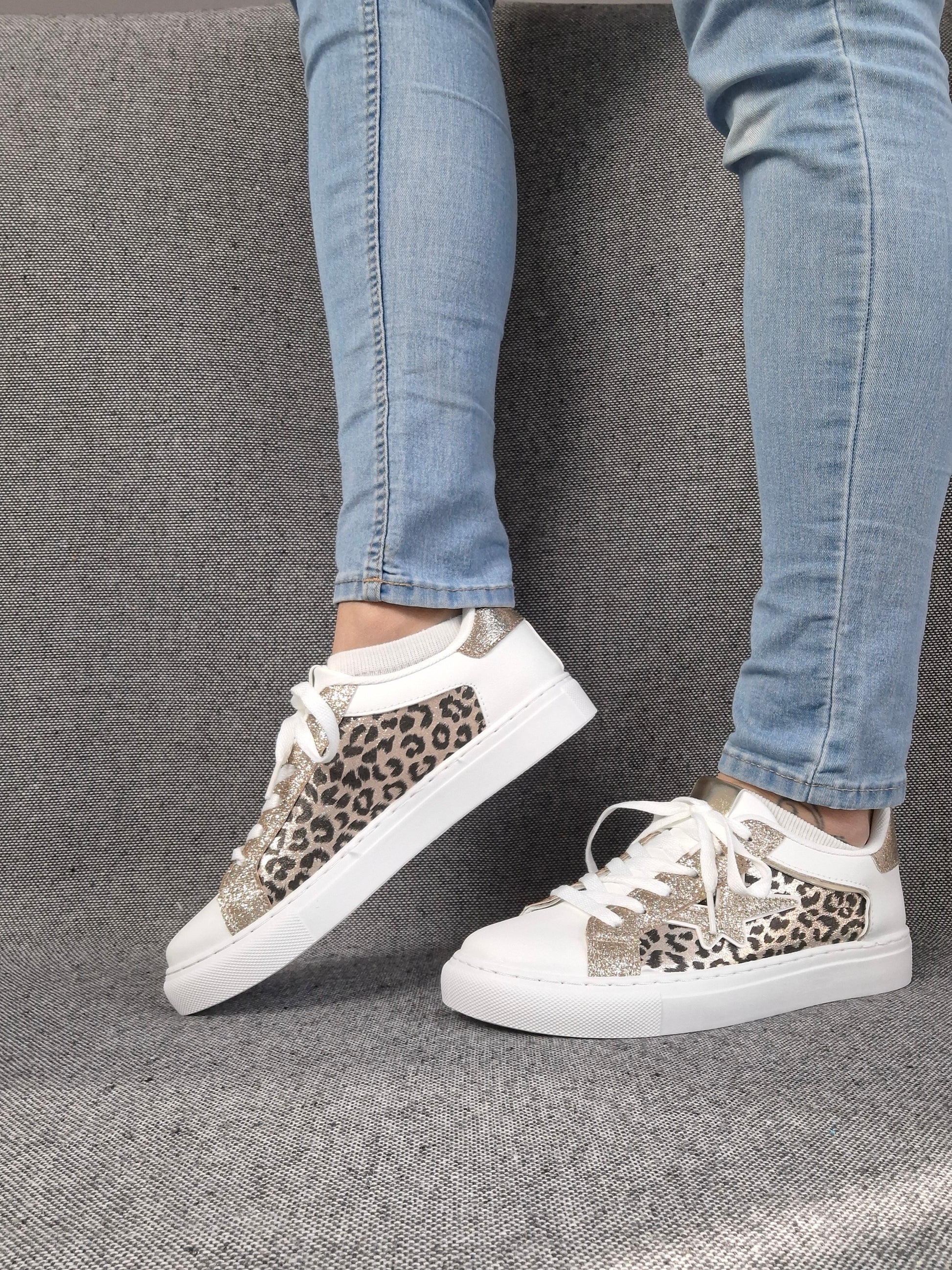 Chaussures baskets blanches beige motif léopard étoile style