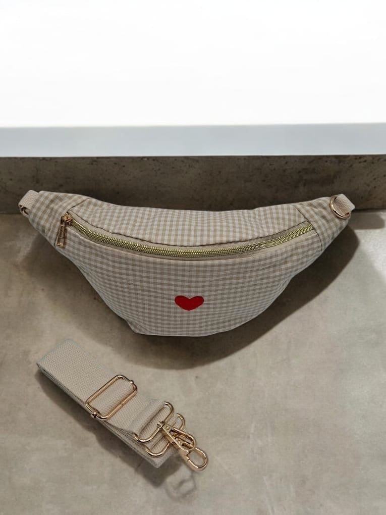 Sac banane en coton motif vichy beige et blanc avec cœur rouge