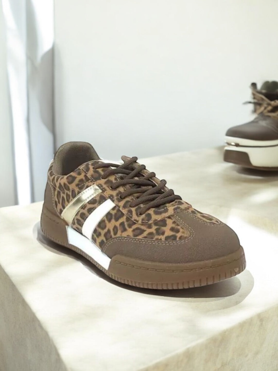 Chaussures baskets imprimé léopard avec bandes blanches et dorées type sneakers