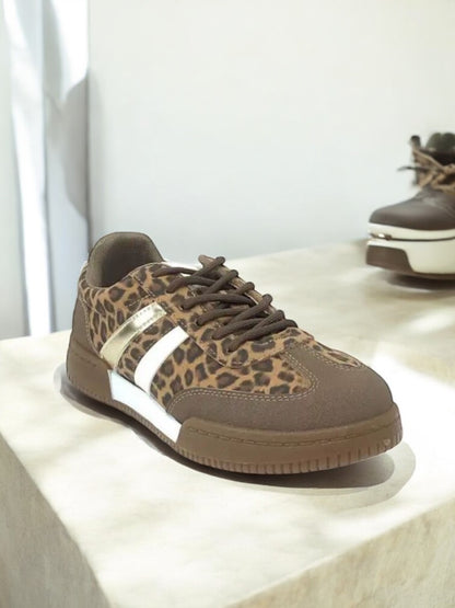 Chaussures baskets imprimé léopard avec bandes blanches et dorées type sneakers