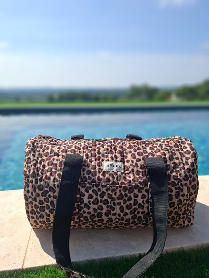 Sac polochon en coton matelassé beige taupe motifs léopard noir et marron