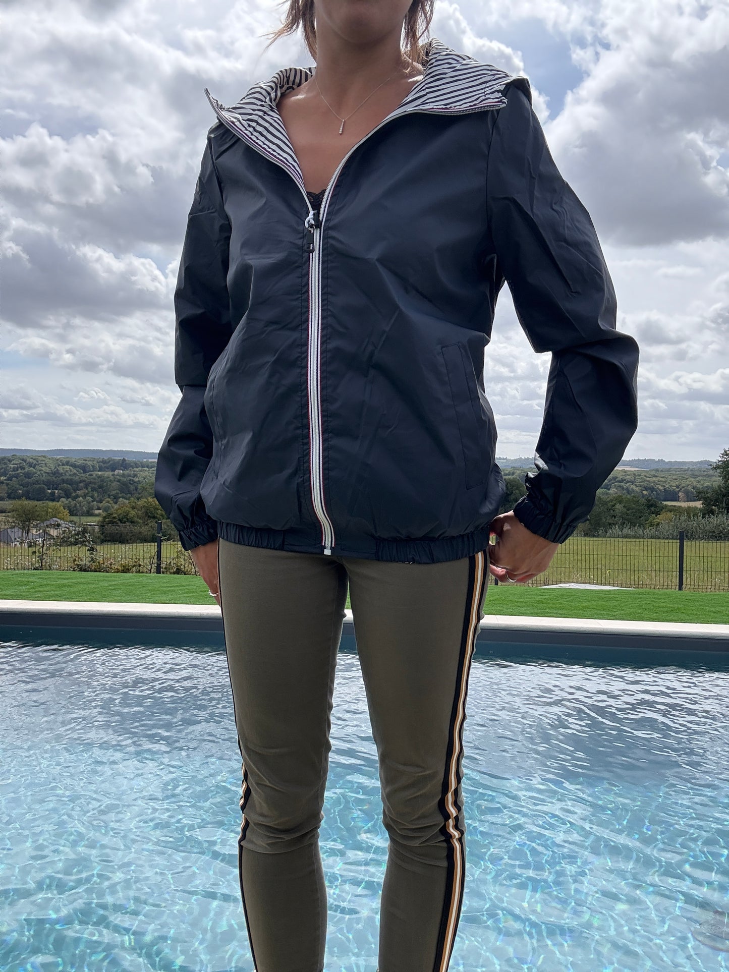 New Lolo - Manteau court mi fesses léger imperméable réversible bleu marine capuche intérieur marin rayé bleu marine blanc