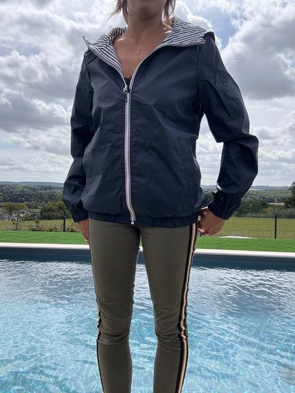 New Lolo - Manteau court mi fesses léger imperméable réversible bleu marine capuche intérieur marin rayé bleu marine blanc