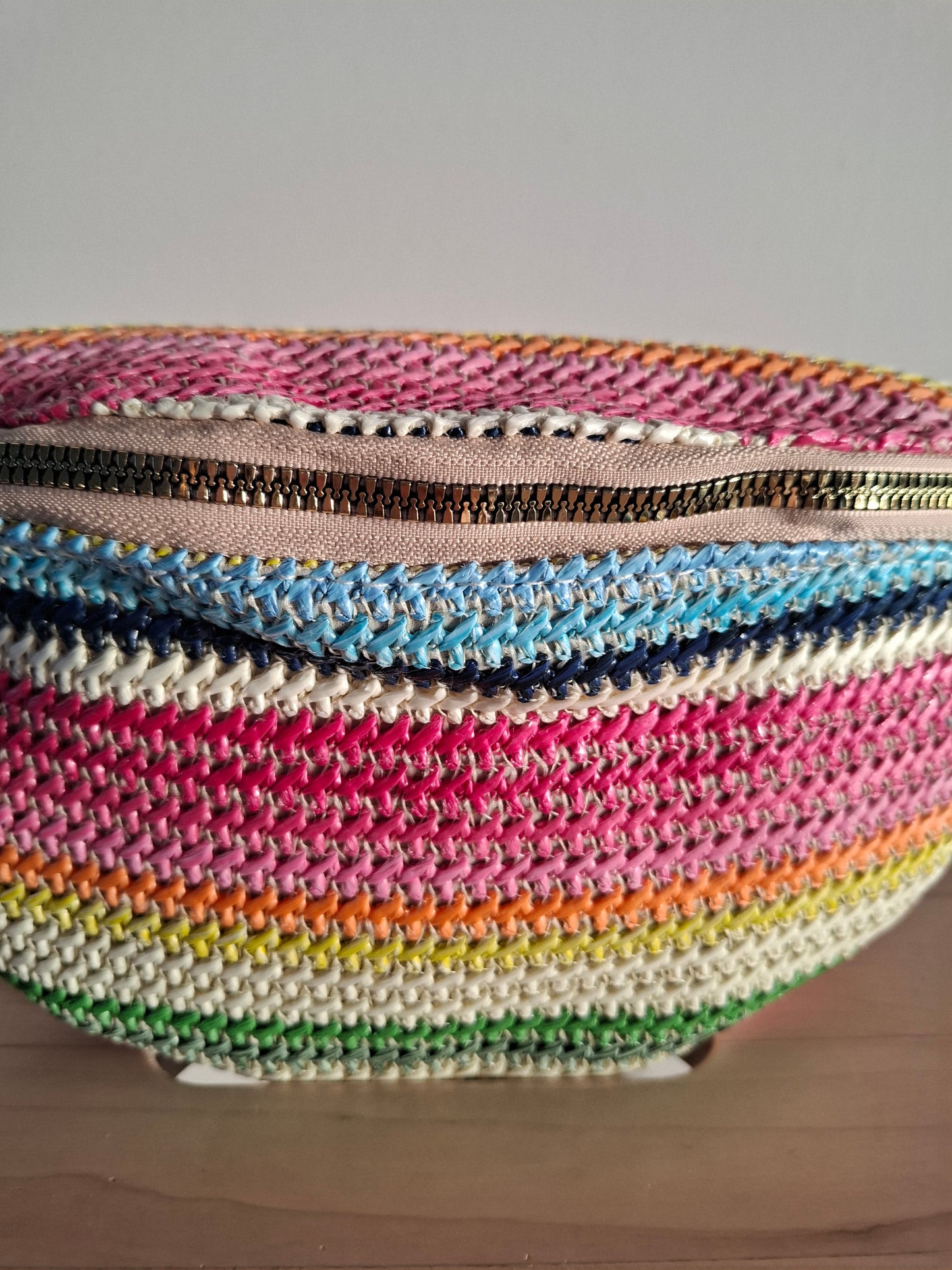 Sac banane en tissu avec un éventail de couleurs vives