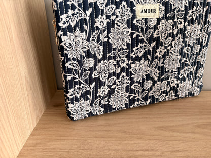 Pochette housse pour ordinateur en coton matelassé liberty floral toile de jouy couleur Bleu marine et blanc