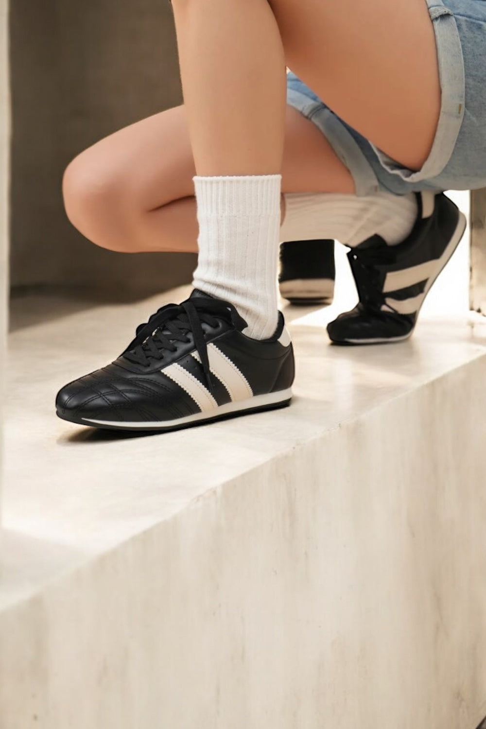 Chaussures baskets basses noires à bandes blanches style sneakers