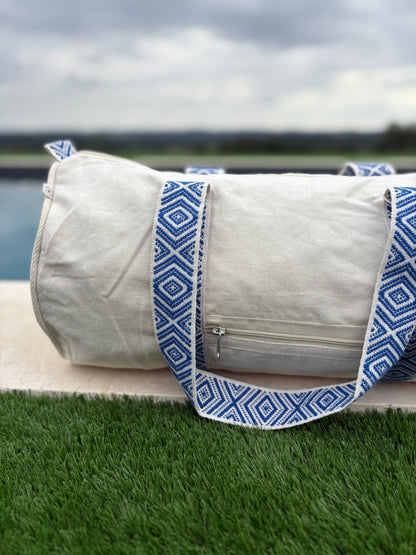 Sac polochon en coton tissu beige avec poignées motifs géométriques en bleu et blanc