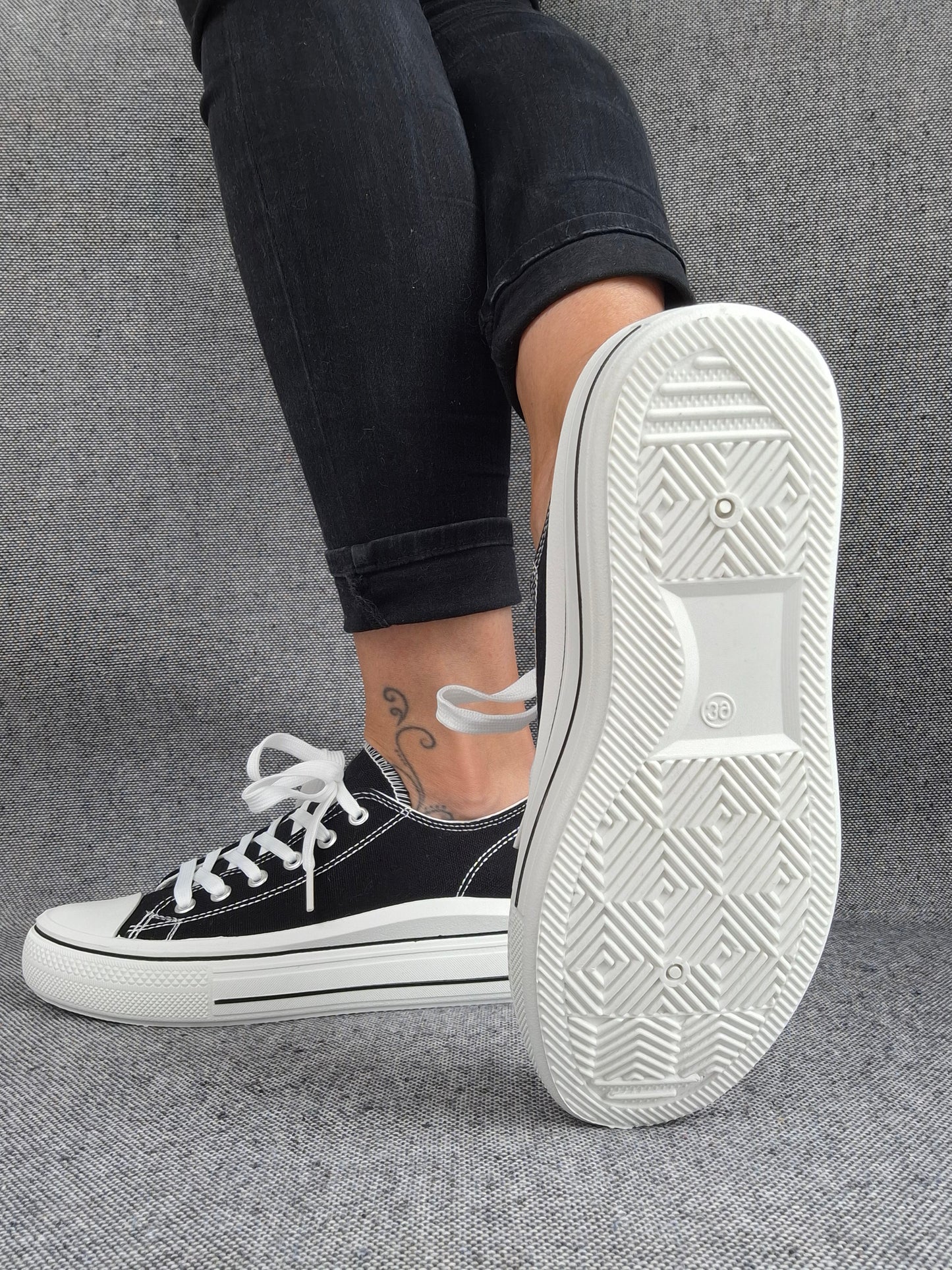 Chaussures baskets en toile tissu noir semelle épaisse style converse