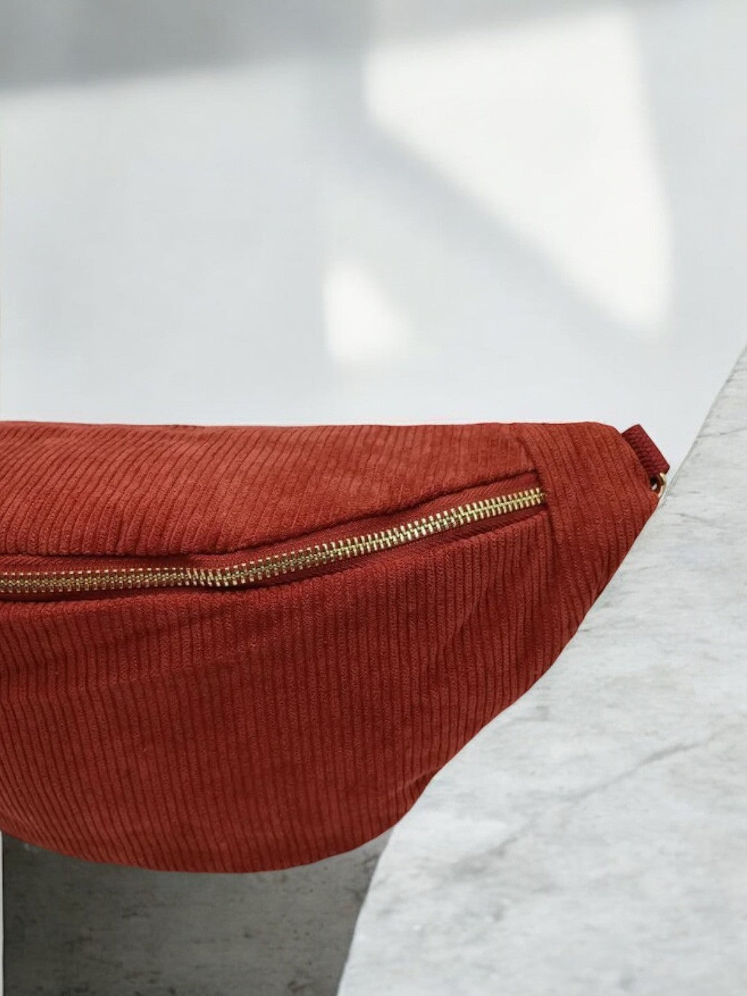 Sac banane velours côtelé couleur terracotta rouille