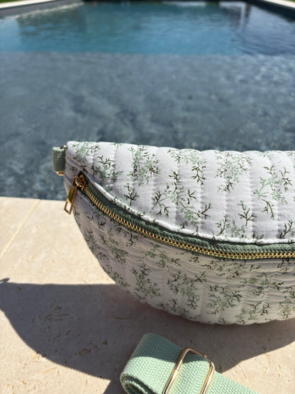 Sac banane en coton matelassé liberty blanc motif floral vert olive
