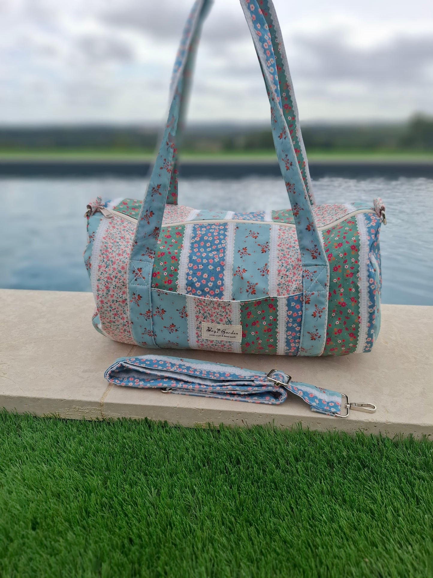 Sac polochon en tissu coton motifs patchwork à rayures florales bleu rose et vert