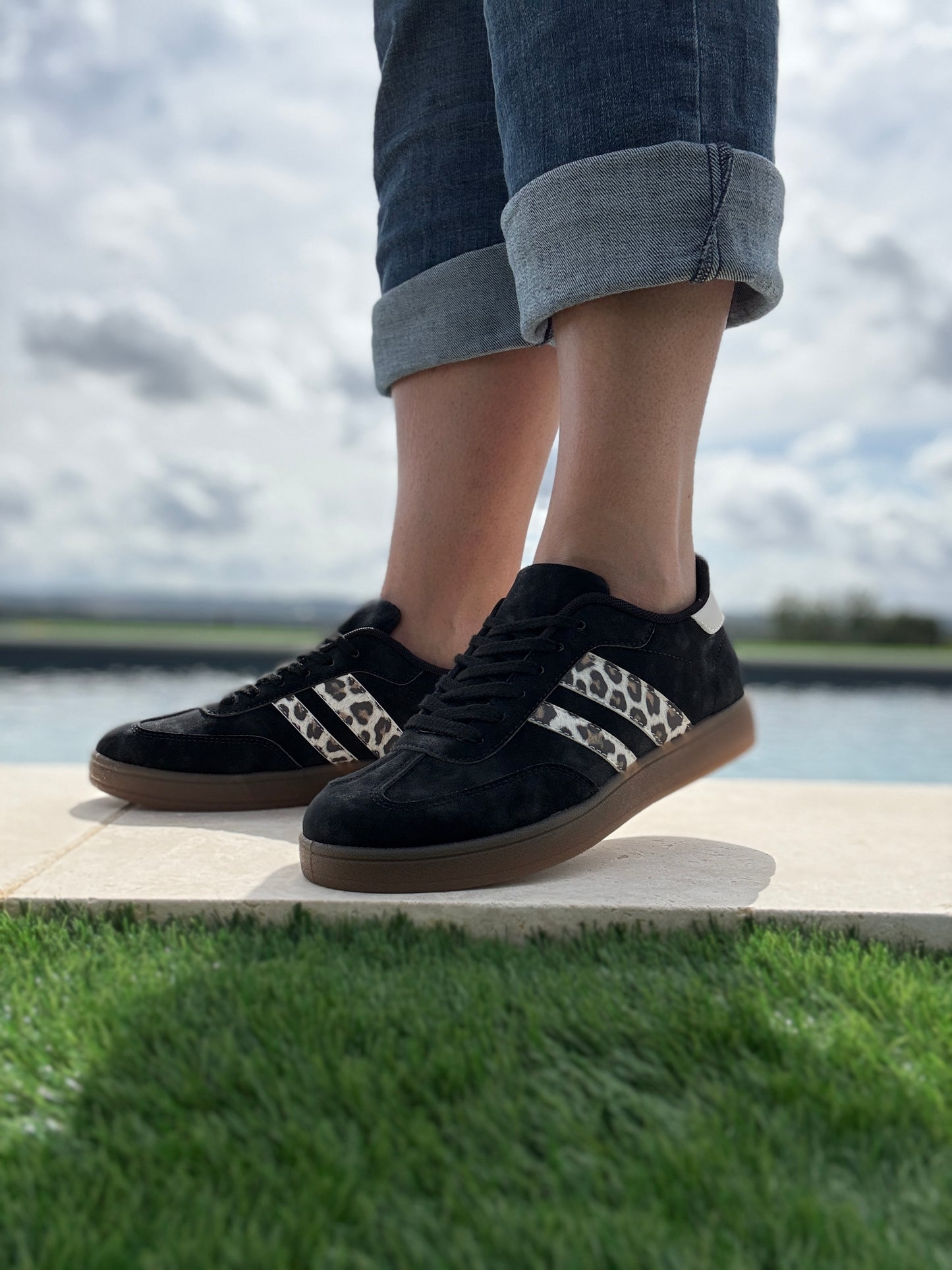 Chaussures baskets basses toucher daim noir avec bandes léopard style campus