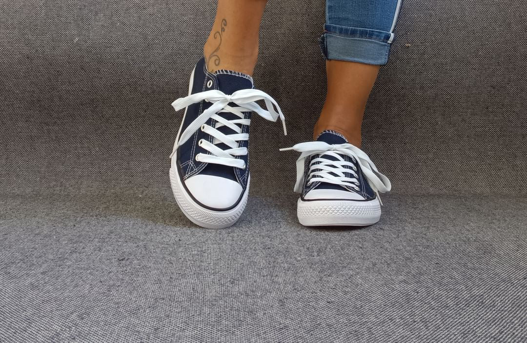 Baskets basses bleu marine et blanc type converse