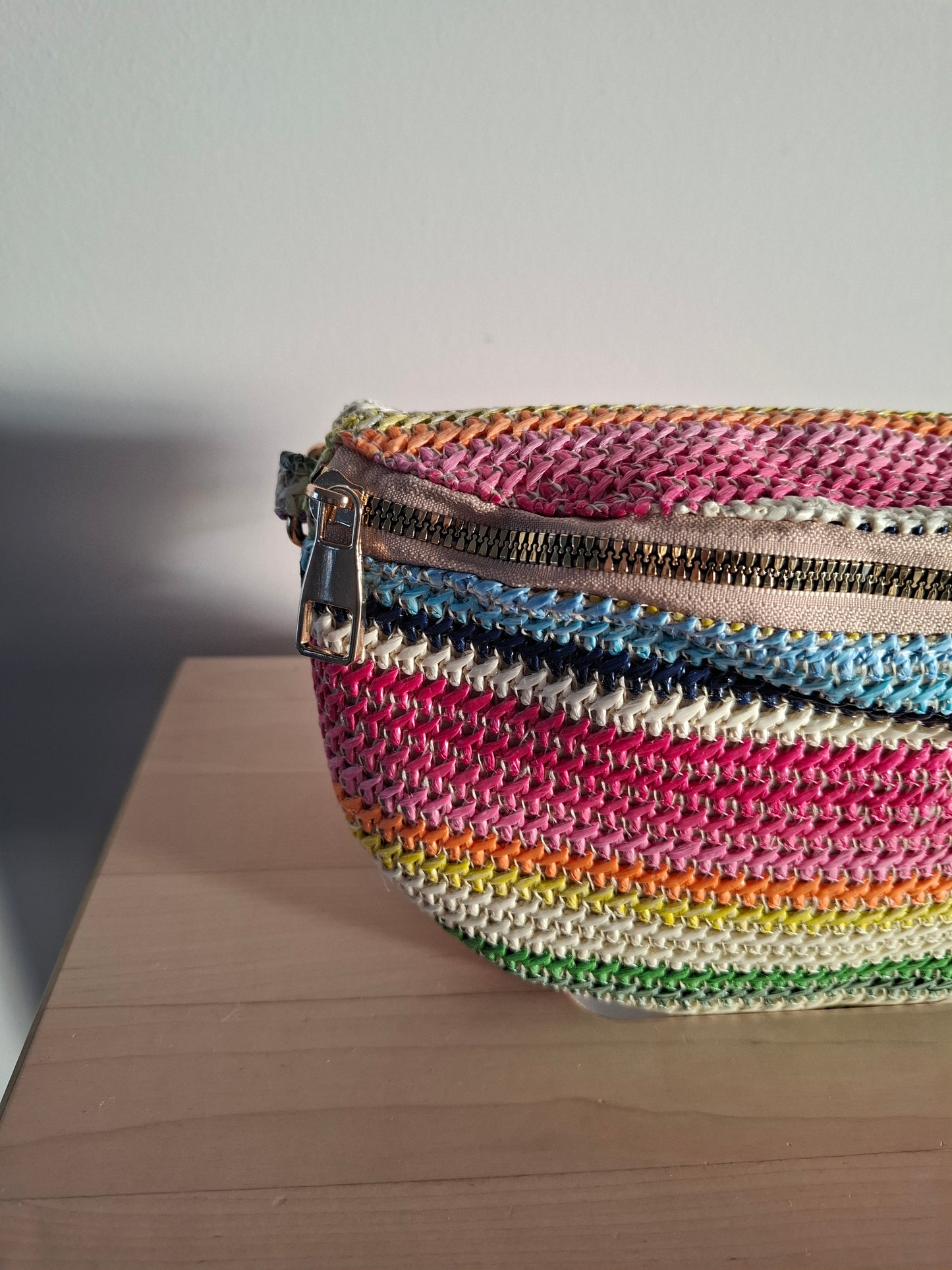 Sac banane en tissu avec un éventail de couleurs vives