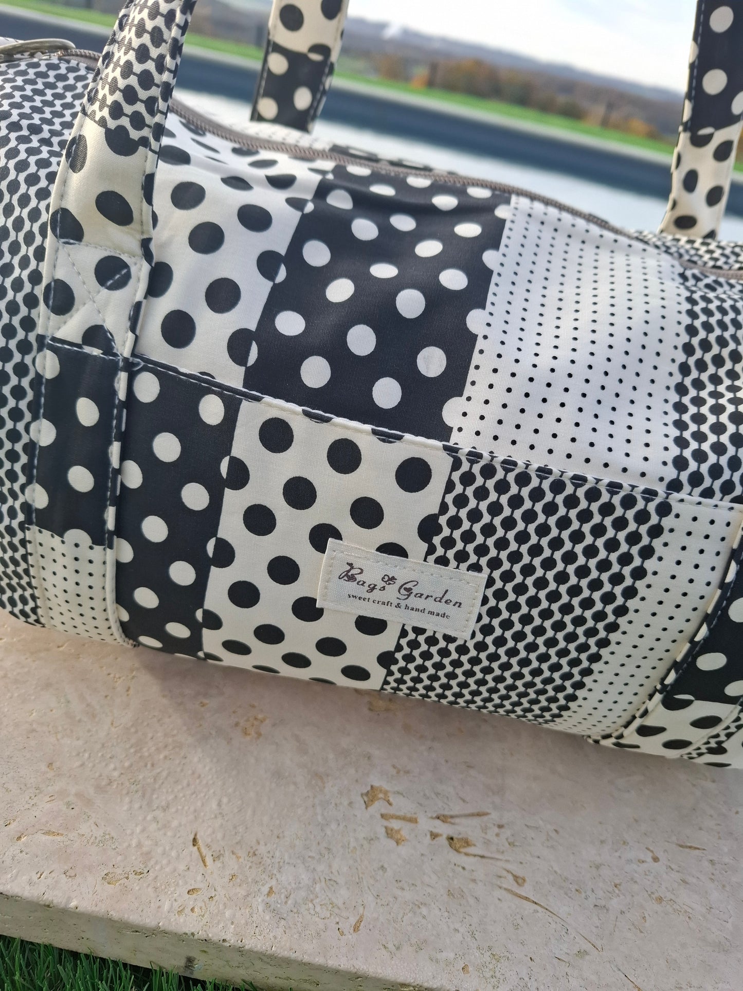 Sac polochon week end de voyage en tissu coton patchwork motifs à pois noir et blanc