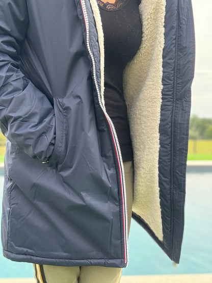 Laura Jo - Imperméable fourré long fausse fourrure bleu marine intérieur sherpa beige - Curvy