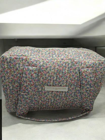 Sac week-end polochon en coton matelassé multicolore liberty fleuri rose bleu et blanc