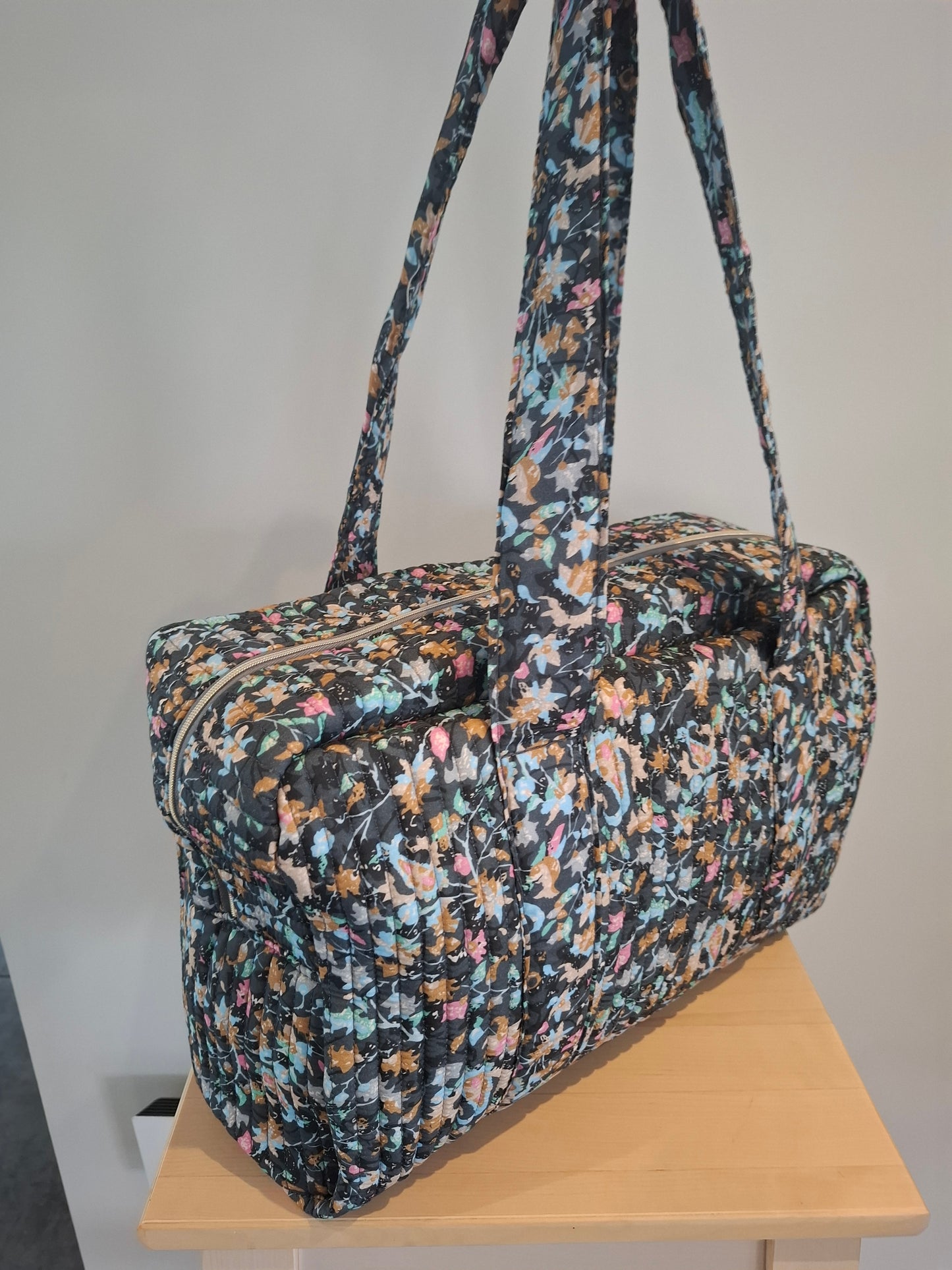 Sac week-end polochon en coton matelassé gris liberty fleuris nuances de rose bleu et orange