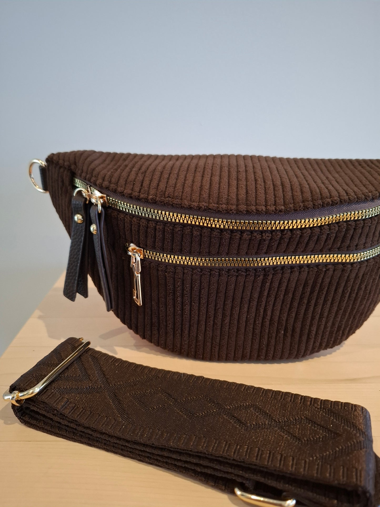 Sac banane velours côtelé 2 poches marron chocolat foncé sangle fantaisie