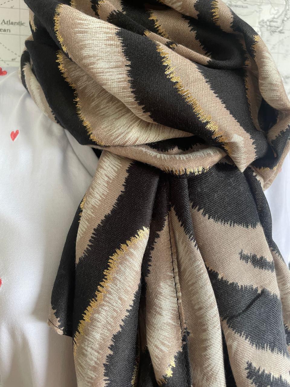 Foulard en tissu motifs zébré noir et taupe avec touche de doré