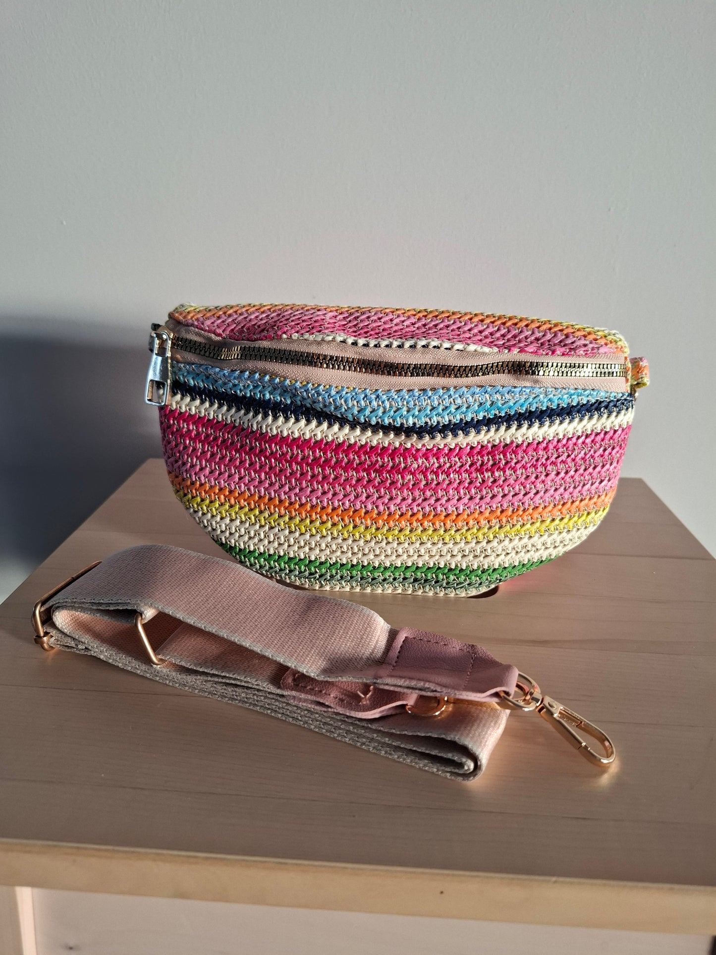 Sac banane en tissu avec un éventail de couleurs vives