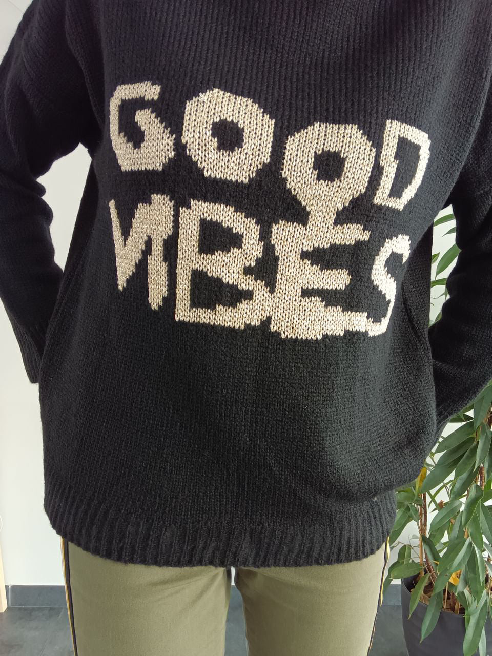 Pull mailles noir inscription “good vibes” doré