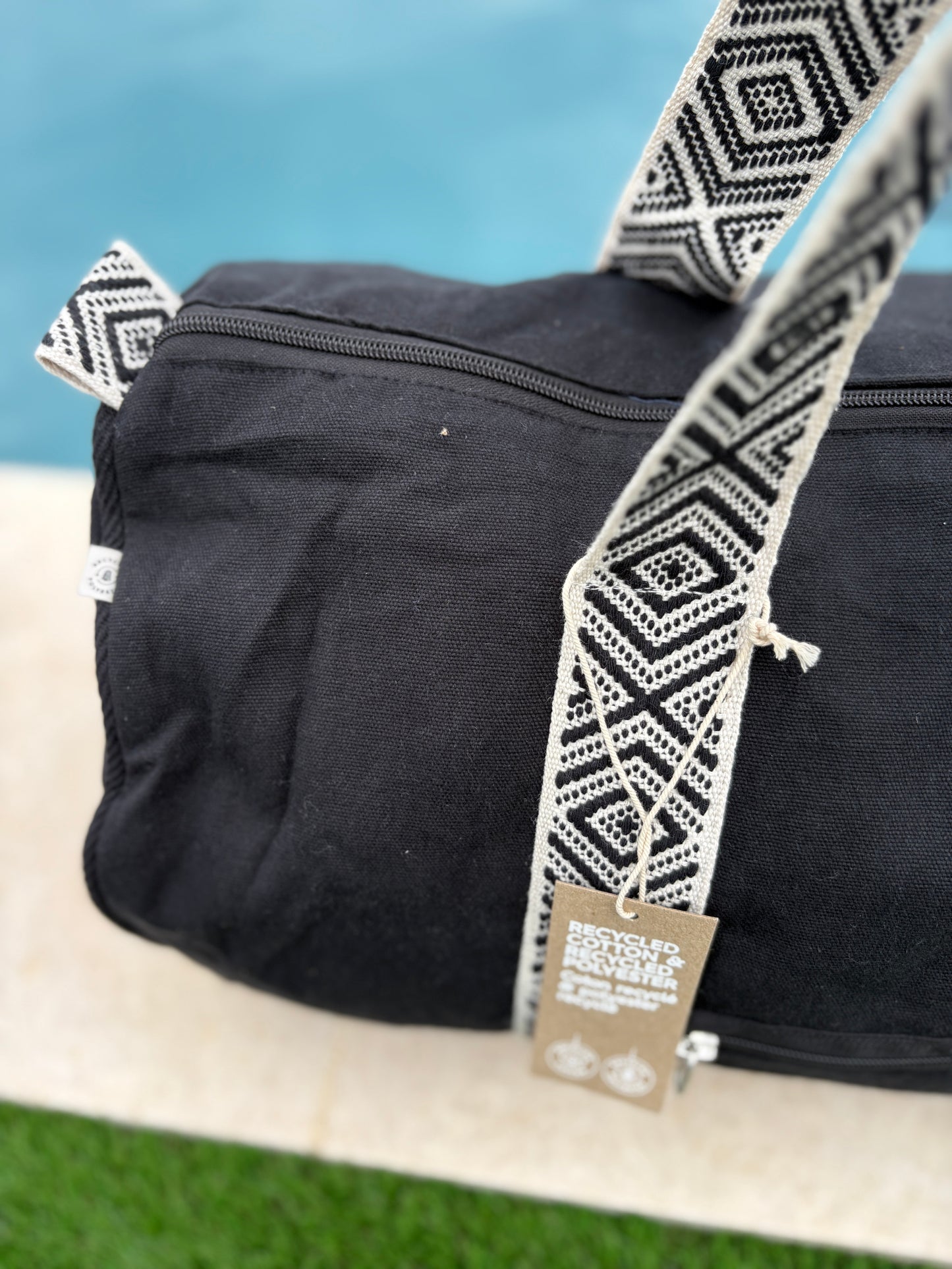 Sac polochon en coton tissu noir avec poignées motifs géométriques en noir et blanc