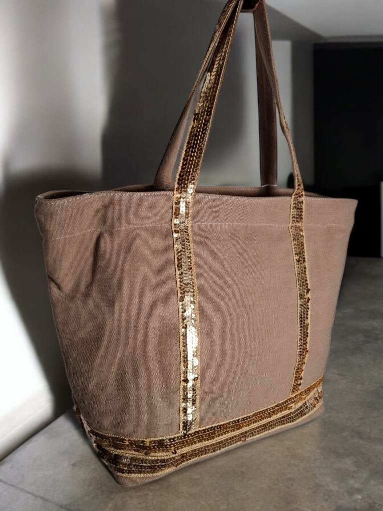 Sac à main style cabas porté main en tissu taupe avec sequins dorés