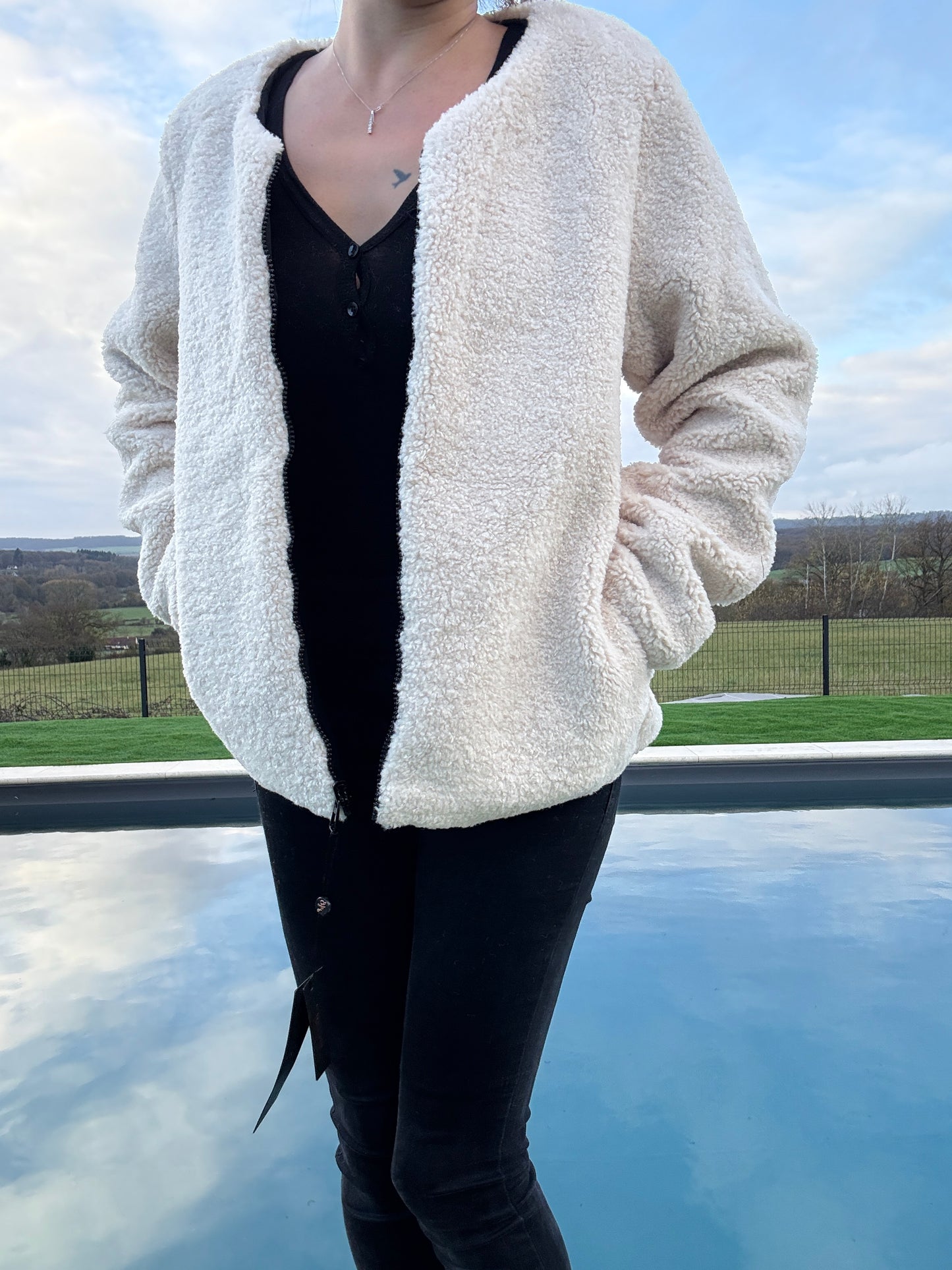 Laura Jo - Veste courte reversible noire avec doublure en sherpa beige