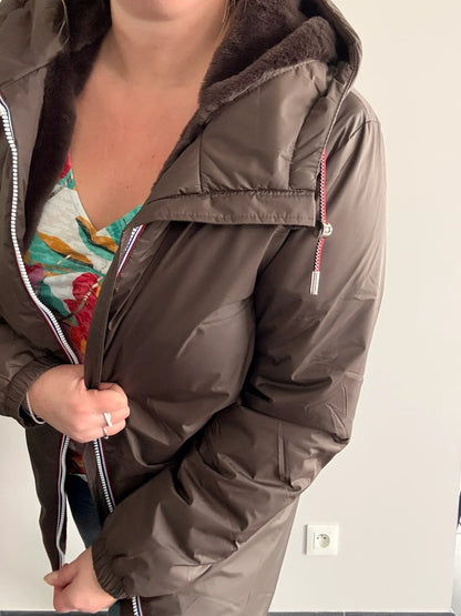 Parka imperméable longue fourrée pour femme Laura Jo, manteau marron chocolat avec capuche, style chaud et tendance.