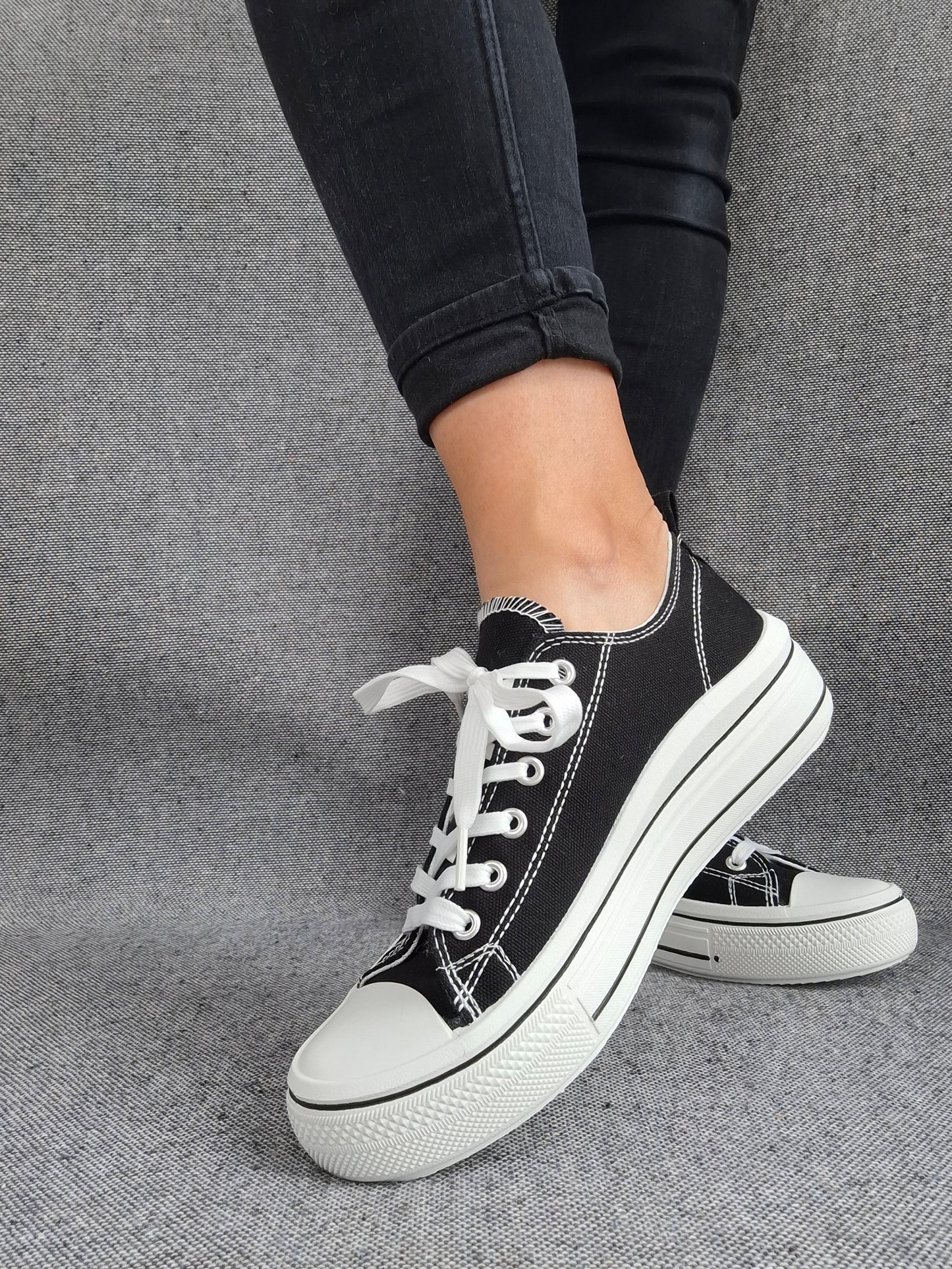 Chaussures baskets en toile tissu noir semelle épaisse style converse