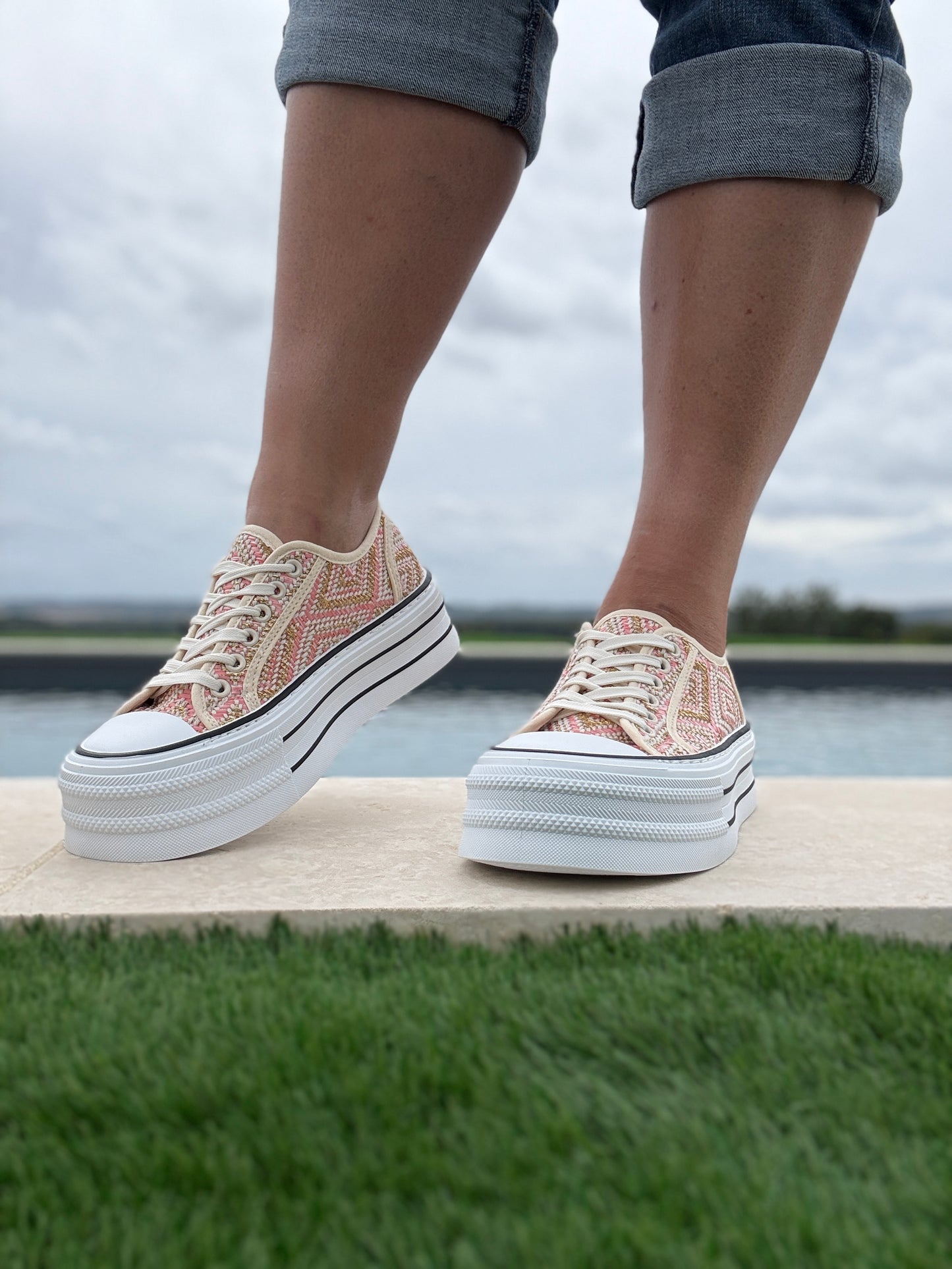 Chaussures baskets effet paille beige rose semelle compensée style converse