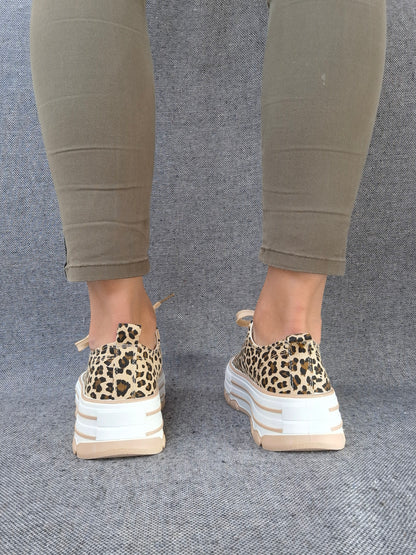 Chaussures baskets beiges et blanches motif léopard semelles plate-forme style converse