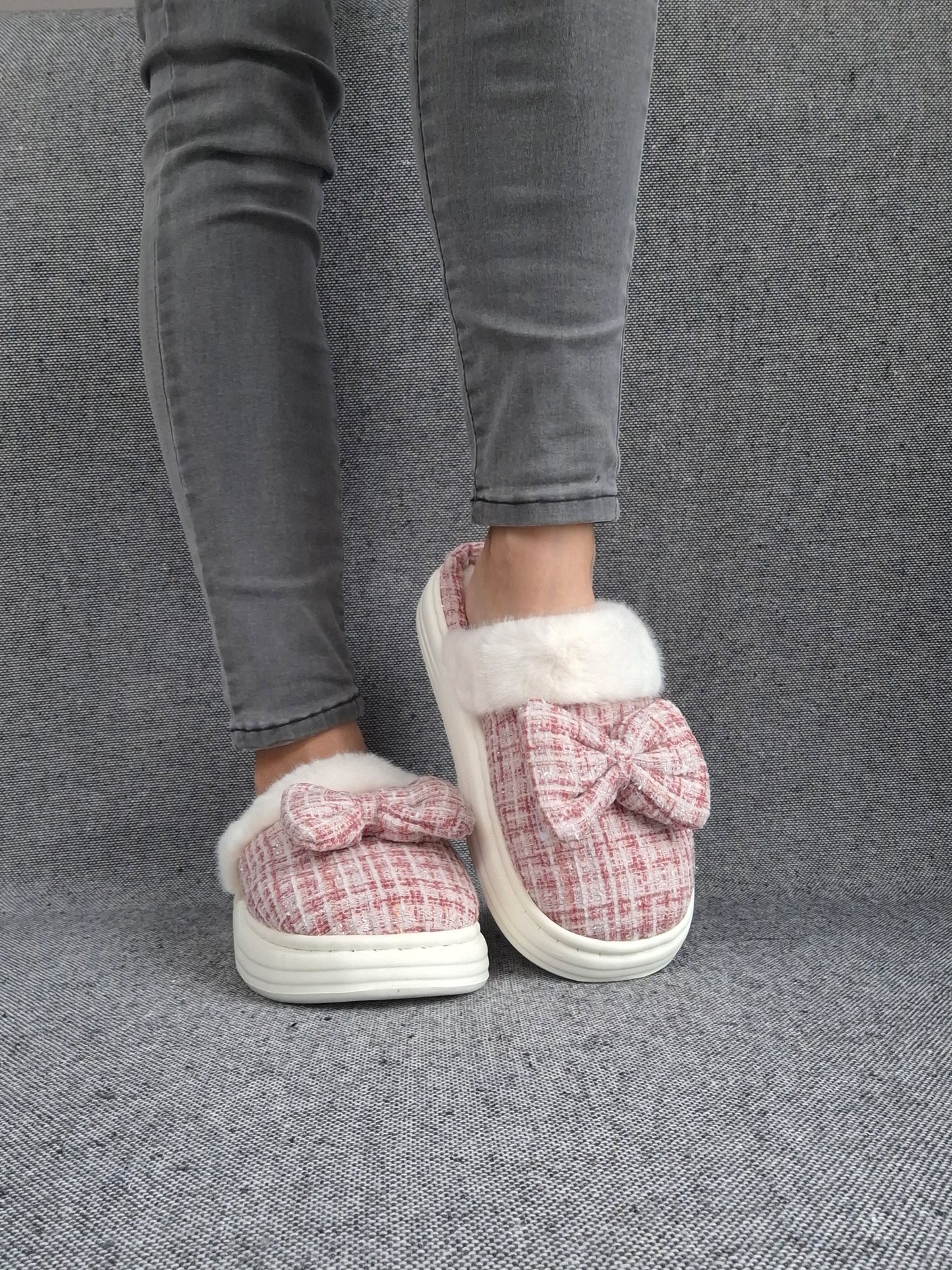 Chaussons fourrés rouge et blanc en tissu à carreaux avec noeud