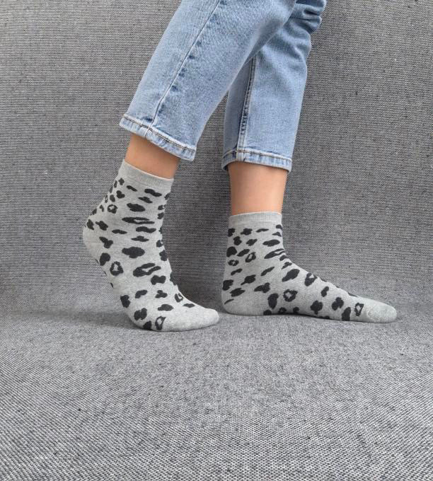 Nouveautés - Chaussettes gris en coton à motif léopard noir