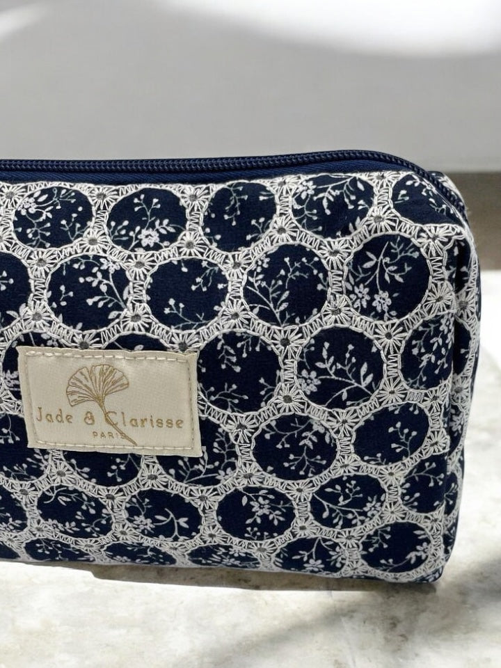 Trousse Flora en coton Jade & Clarisse motifs ronds dentelle bleu marine & blanc