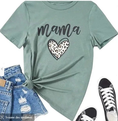 T-shirt vert sauge avec imprimé cœur léopard et texte “Mama”, coupe décontractée, associé à jeans et sneakers.