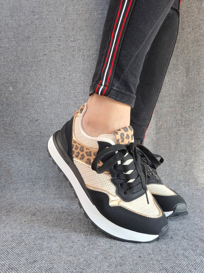 Chaussures baskets en tissu beige et noir avec un motif léopard style sneakers