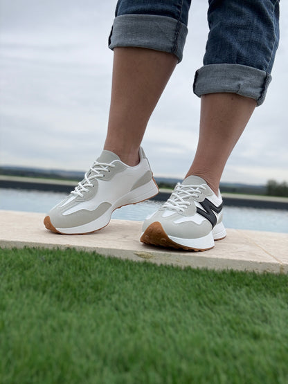 Chaussures baskets en tissu blanc et gris rehaussée par un motif noir style new balance