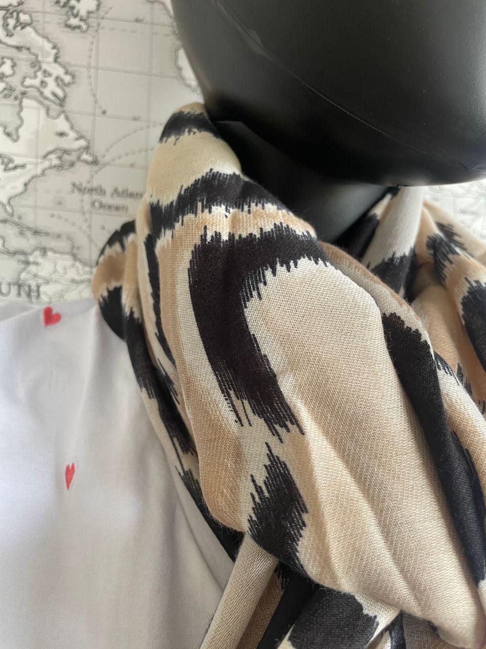 Foulard en tissu motifs léopard beige noir avec touches de doré