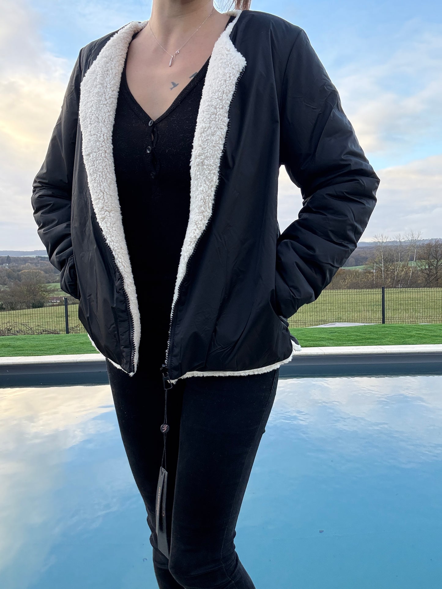 Laura Jo - Veste courte reversible noire avec doublure en sherpa beige
