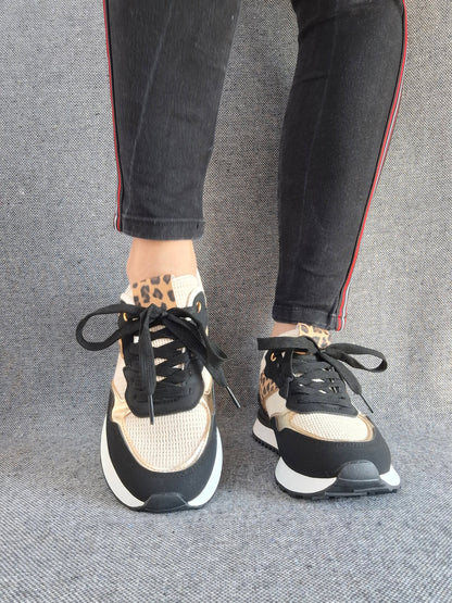 Chaussures baskets en tissu beige et noir avec un motif léopard style sneakers