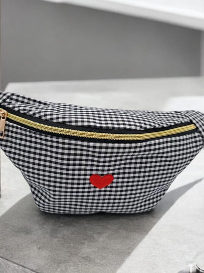 Sac banane en coton motif vichy noir et blanc avec cœur rouge