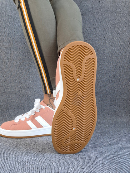 Chaussures baskets basses corail avec bandes blanches style sneakers campus