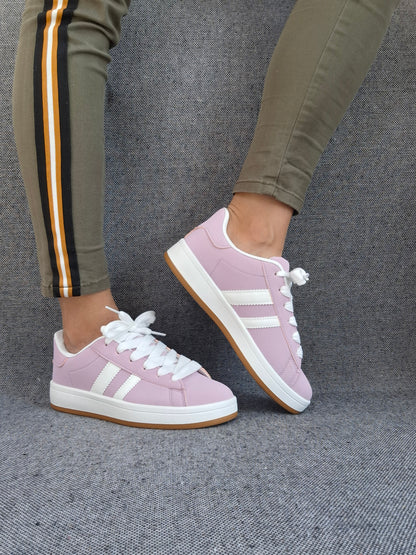 Chaussures baskets basses rose pale lilas avec bandes blanches style sneakers campus