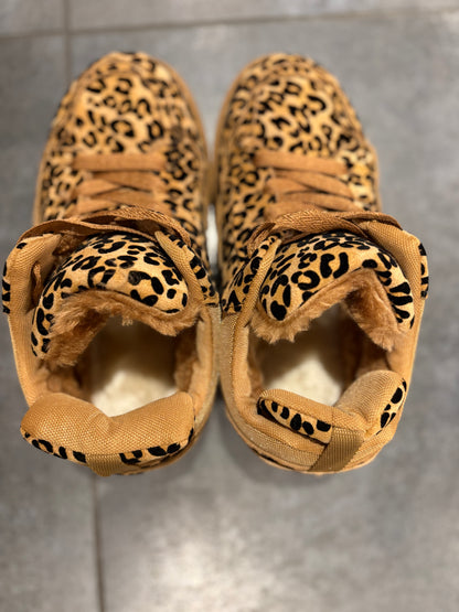 Chaussures baskets basses légèrement compensées fourrées motif léopard style sneakers